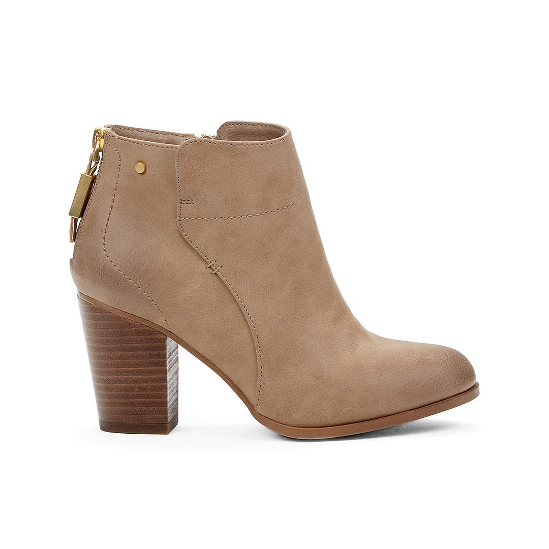 107888-21-montana_53397bbb-53a1-4341-acec-5b8fa11f2243-1719900098-Montana-Women's Fashion Light Boots-Chelsee Girl-Yellow Shoes