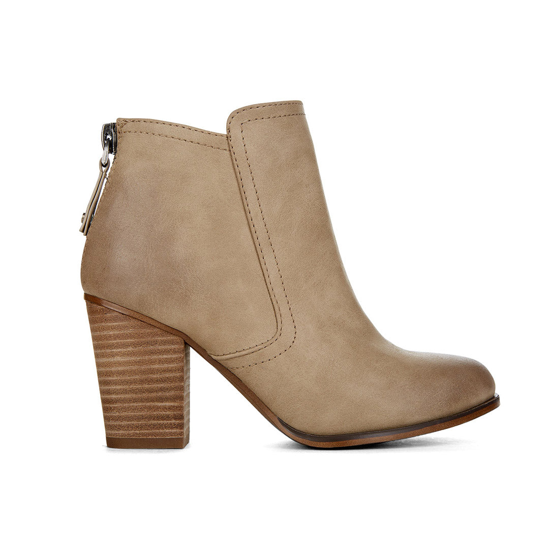 111038-25-essential-01-2031200146-Essential-Women's Fashion Light Boots-Chelsee Girl-Yellow Shoes